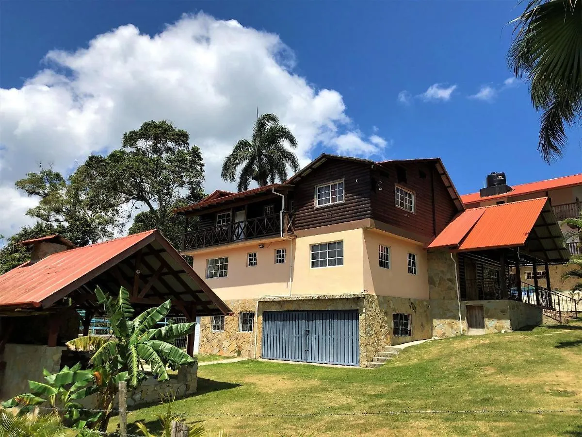 Green Sierra Villa campestre con Piscina, Patio, BBQ, Jacuzzi, Billar, Gazebo para 16 personas Jarabacoa 0*,